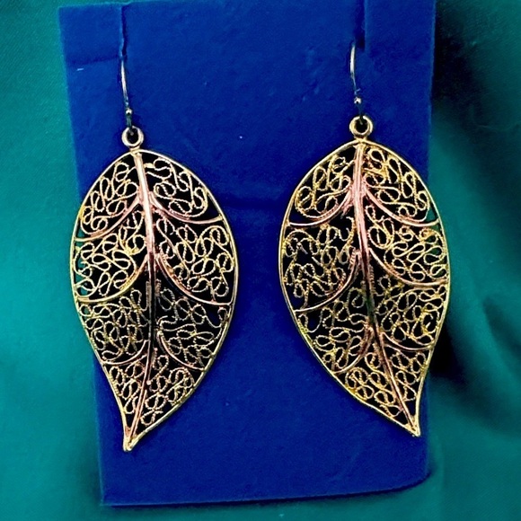 Avon Jewelry - Avon Golden Gold Tone Rose Accent Leaf Dangle Earrings 2007 in box